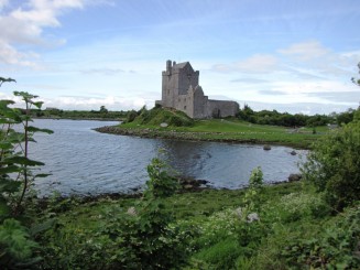 Irlanda, ţinutul Burren, opera daltuita de natura versus cea faurita de om