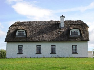 Irlanda, ţinutul Burren, opera daltuita de natura versus cea faurita de om