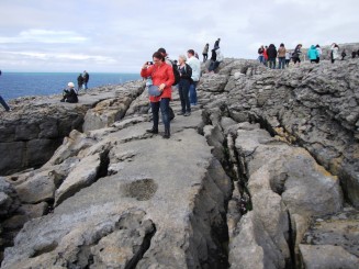 Irlanda, ţinutul Burren, opera daltuita de natura versus cea faurita de om