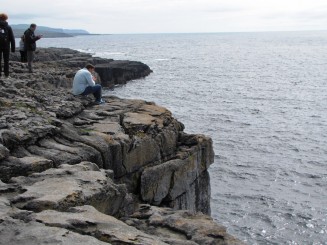 Irlanda, ţinutul Burren, opera daltuita de natura versus cea faurita de om