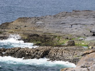 Irlanda, ţinutul Burren, opera daltuita de natura versus cea faurita de om
