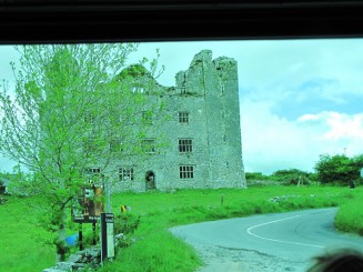 Irlanda, ţinutul Burren, opera daltuita de natura versus cea faurita de om