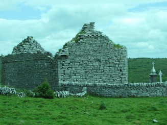 Irlanda, ţinutul Burren, opera daltuita de natura versus cea faurita de om