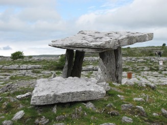 Irlanda, ţinutul Burren, opera daltuita de natura versus cea faurita de om