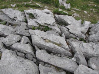 Irlanda, ţinutul Burren, opera daltuita de natura versus cea faurita de om