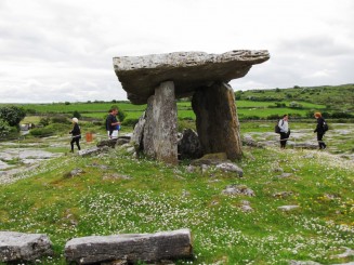 Irlanda, ţinutul Burren, opera daltuita de natura versus cea faurita de om