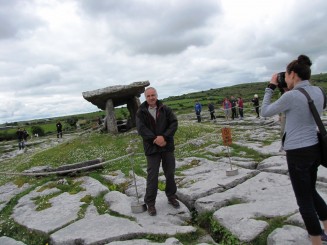 Irlanda, ţinutul Burren, opera daltuita de natura versus cea faurita de om
