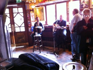 Irlanda, Dublin si brandurile sale:pub-uri, bere Guinness, muzica si dansuri irish live