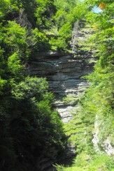 Apa sapa natural muntii verticali