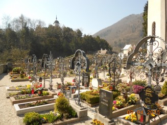 Cimitirul din curte bisericii