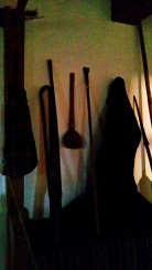 Casa Dorna Candreni cu obiecte folosite de barbati la padure