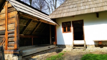 Casa Valcov in stanga este un altelier de lingurar