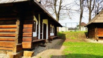 gospodaria Straja anexa pe nume harjul (aici in timpul verii se foloseste pentru fierberea si albirea rufelor iar iarna pentru afumatoare)