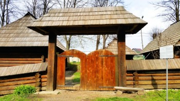 poarta de intrare in gospodaria Straja