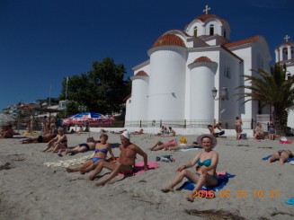 plaja de langa biserica