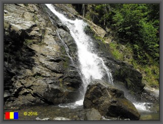 Cascada pe drum Acces PN Cozia 3,9km din Caciulata