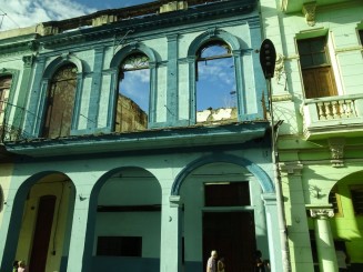 Ce se vede acolo in geam nu este refletia cerului, e chiar cerul