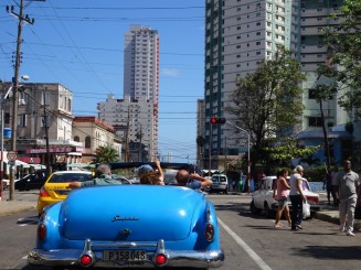 Plimbare cu maşini de epocă prin Havana
