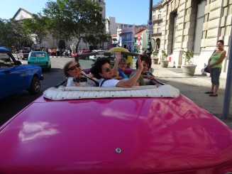 Plimbare cu maşini de epocă prin Havana