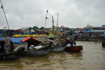Piaţa plutitoare - Viespar pe apă