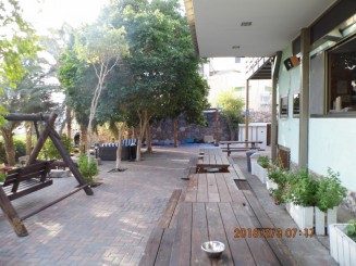 gradina mare, amenajata cu loc de relaxare