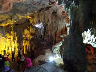Ha Long Bay - Una din Cele şapte Minuni ale Naturii