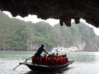 Ha Long Bay - Una din Cele şapte Minuni ale Naturii