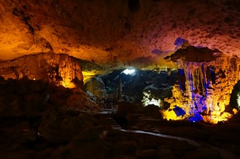 Ha Long Bay - Una din Cele şapte Minuni ale Naturii