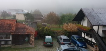 Curte Pensiunea Calin (vedere de la geam)