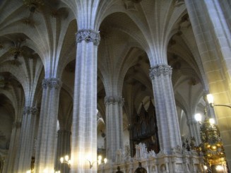 Imensii pilastrii ai catedralei