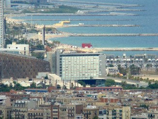 vedere de pe Monjuic: Ronda Litoral, la nord de Port Olimpic