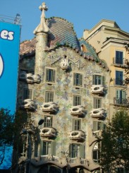 Casa Batllo - in stanga Casa Amatler era in renovare - fatada ascunsa