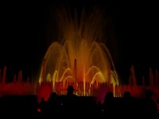 Fantani arteziene colorate pe ritmuri muzicale