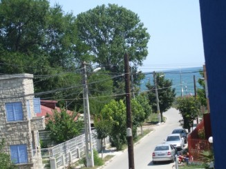 din terasa se vedea marea