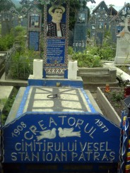 Sub acest greu mormant se afla creatorul cimitirului vesel..