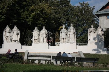 Parcul dintre Casa Studentilor si Palatul Copiilor - Grupul statuar al Voievozilor