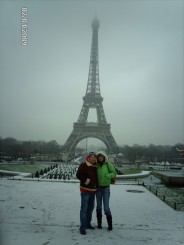 un turn eifel si pe zapada si tot frumos e