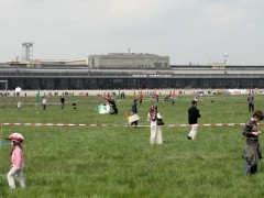Fostul aeroport Tempelhof din Berlin este acum un loc ideal pentru picnic