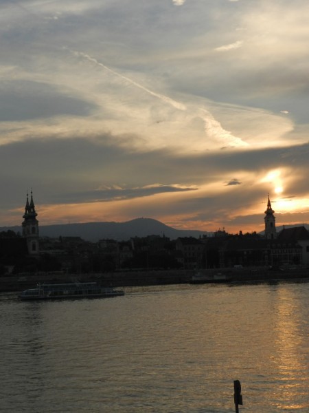 apusul pe malul dunarii in Budapesta
