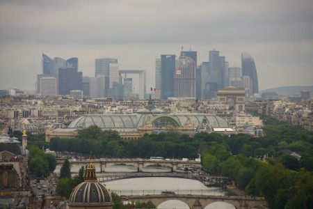 Cartierul modern La defense , din estul Parisului. In fata se vede cupola de sticla de la Grand Palais