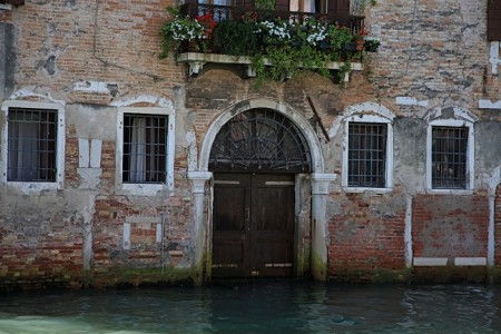 Venetia, Italia , cladire tipica pentru laguna asa darapanata si usor mucegaita 