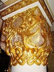 Hotle Burj Al Arab, detaliu ornament stalp, in foita de aur