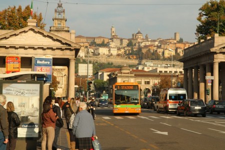 Bergamo, suntem in Citta Bassa si avem in fata Citta Alta