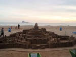 Castel din nisip pe plaja din Benidorm