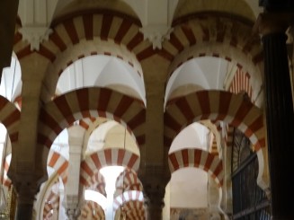 coloane din interiorul moscheii