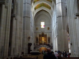 interior al catedralei aflata langa palat