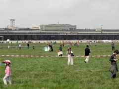 Fostul aeroport Tempelhof din Berlin este acum un loc ideal pentru picnic