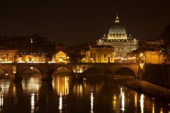 Italia, Vatican - Accesul interzis in pantaloni scurti si tricouri fara maneci