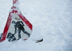 Vremea geroasa din Europa inchide aeroporturile, blocheaza drumurile si opreste trenurile