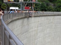 Bungee jumping de pe Barajul Verzasca, Elvetia
